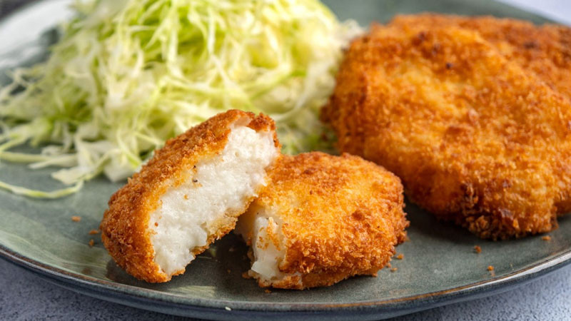 alt text: Bánh khoai tây Korokke chiên giòn