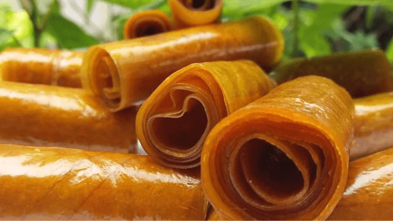 alt text: Bánh tráng xoài, đặc sản Khánh Hòa với màu vàng cam đẹp mắt.