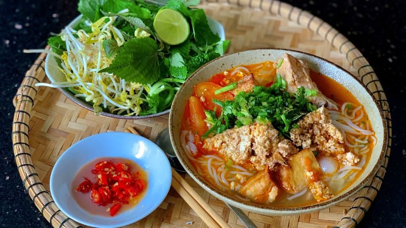 alt text: Bát bún riêu cua đồng thơm ngon