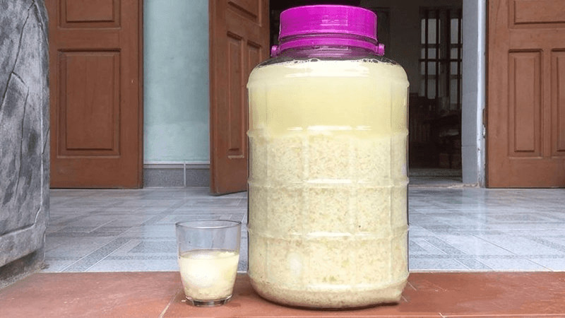 alt text: Bình rượu nếp làng Keo thơm nồng, hấp dẫn