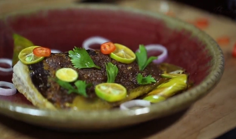 alt text: Cá đuối nướng sambal thơm ngon, hấp dẫn, ăn kèm rau sống và cơm trắng.