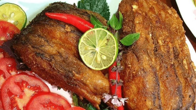 alt text: Cá thính Lập Thạch, đặc sản Vĩnh Phúc với hương vị thơm ngon, đậm đà, được chế biến từ cá tươi ngon ướp thính gạo nếp.