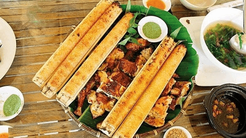 alt text: Cơm lam Tam Đảo, món ăn dân dã với hương thơm đặc trưng của gạo nếp nướng trong ống nứa, đậm đà hương vị núi rừng.