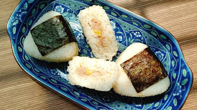 alt text: Cơm nắm Onigiri với nhiều loại nhân khác nhau