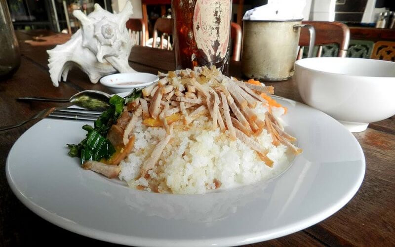 alt text: Cơm tấm sườn bì chả, món ăn bình dị gợi nhớ hương vị quê nhà