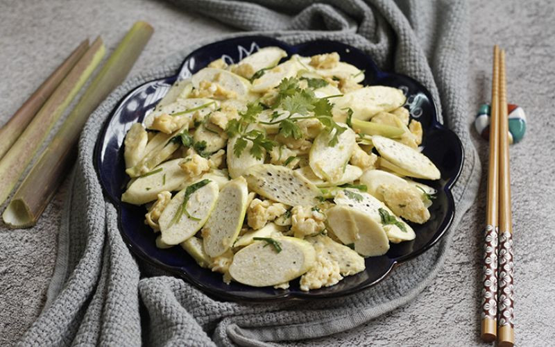 alt text: Củ niễng trộn là món ăn tốt cho sức khỏe, đặc biệt là với những người bị tăng huyết áp. Món ăn này kết hợp củ niễng với dăm bông và trứng chiên, tạo nên hương vị thơm ngon, dễ ăn.