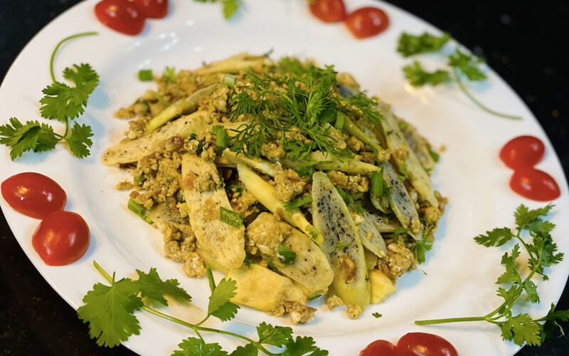 alt text: Củ niễng xào trứng là món ăn dân dã, dễ làm, kết hợp vị ngọt bùi của củ niễng và vị béo ngậy của trứng gà.