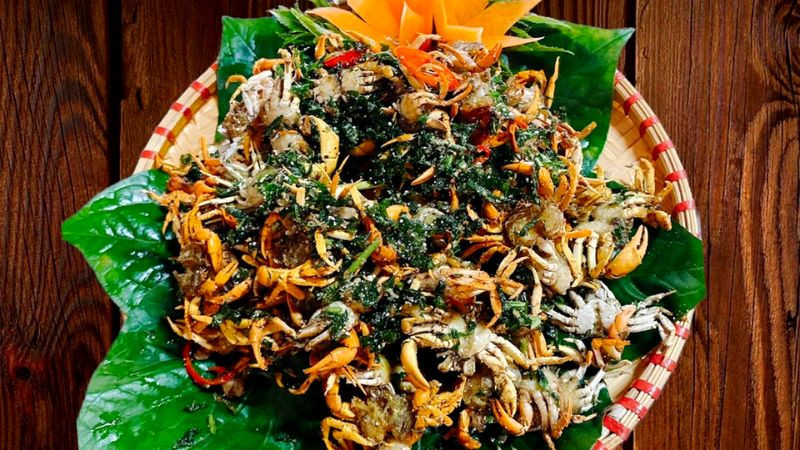 alt text: Đĩa cáy rang muối giòn tan