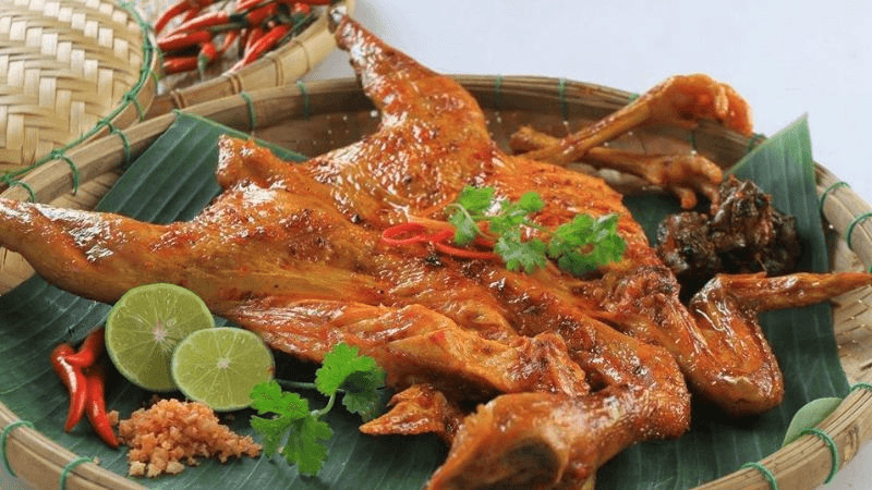 alt text: Gà đồi Tam Đảo, món ăn đậm đà hương vị núi rừng, thịt săn chắc, da vàng giòn, hấp dẫn thực khách.