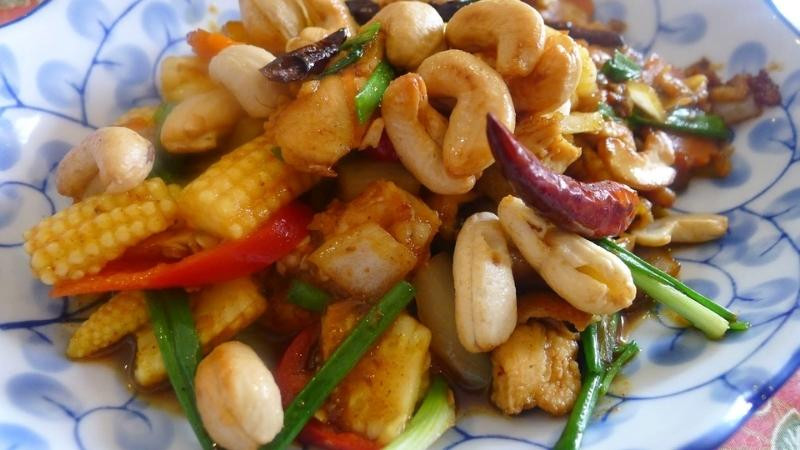 alt text: Gỏi hạt điều Bình Phước - Món ăn độc đáo, kết hợp hương vị tinh tế