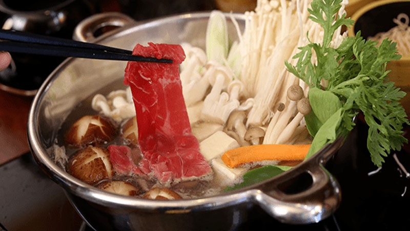 alt text: Lẩu Shabu-Shabu với thịt bò thái mỏng