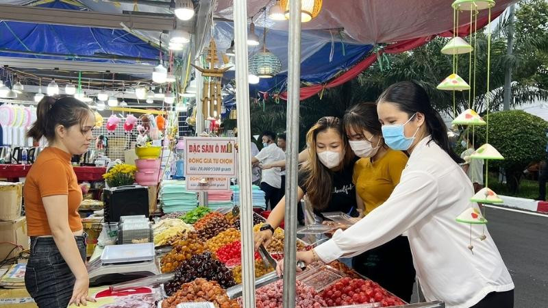 alt text: Lưu ý khi mua đặc sản làm quà - Chọn sản phẩm chất lượng, an toàn vệ sinh thực phẩm