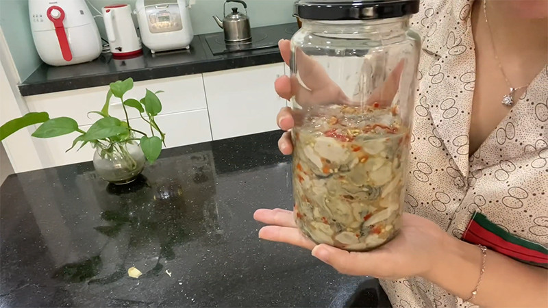 alt text: Mắm hàu Côn Đảo thành phẩm có màu sắc hấp dẫn, hàu béo mọng, dậy mùi thơm đặc trưng.