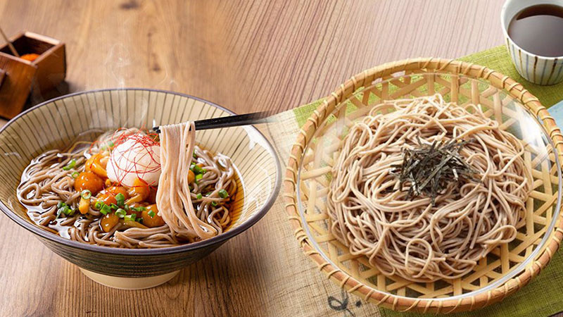 alt text: Mì Soba với nước chấm Tsuyu