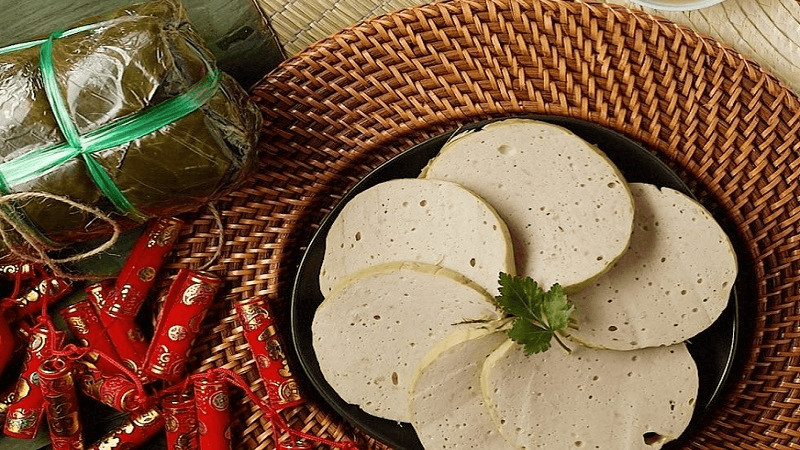 alt text: Miếng giò chả Tiền Hải thơm ngon, hấp dẫn