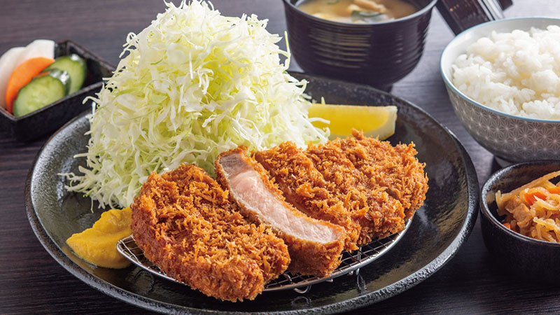 alt text: Miếng thịt Tonkatsu chiên xù giòn rụm