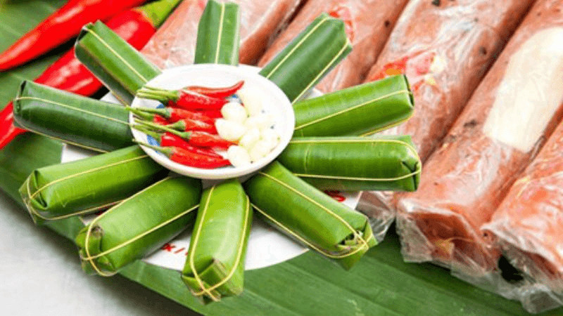 alt text: Nem chua Vĩnh Yên, món ăn đặc sản với hương vị chua cay mặn ngọt hài hòa, được chế biến theo công thức gia truyền.