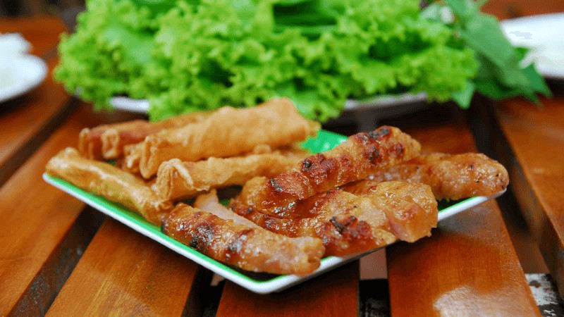 alt text: Nem nướng Ninh Hòa thơm ngon, ăn kèm rau sống và bánh tráng.
