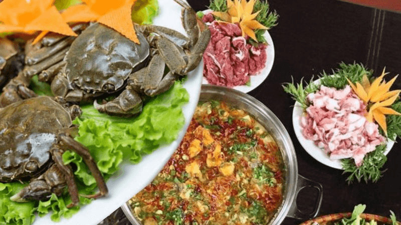 alt text: Nồi lẩu cua sông Cà Ra nóng hổi, thơm ngon