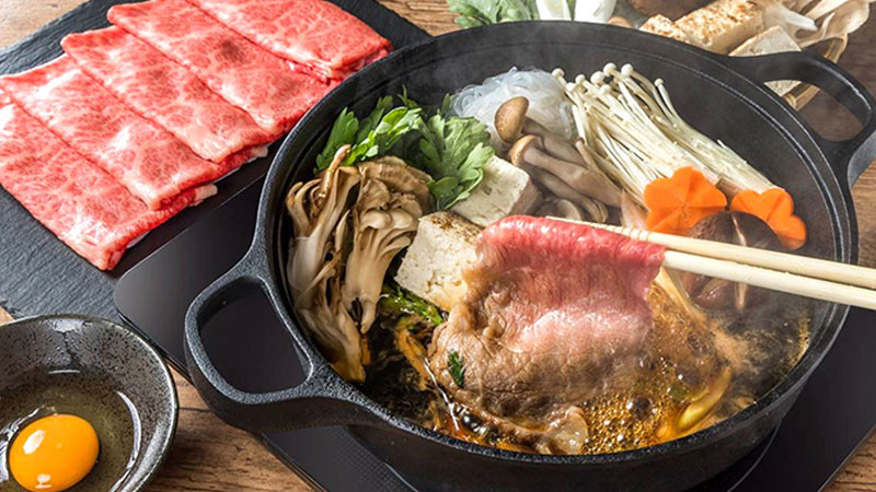 alt text: Nồi lẩu Sukiyaki với thịt bò thượng hạng