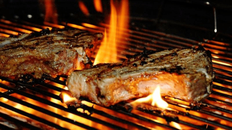 alt text: Thịt bò kiến đốt Tam Đảo, món ăn độc đáo với hương vị đậm đà, được nướng trên than hồng thơm phức.