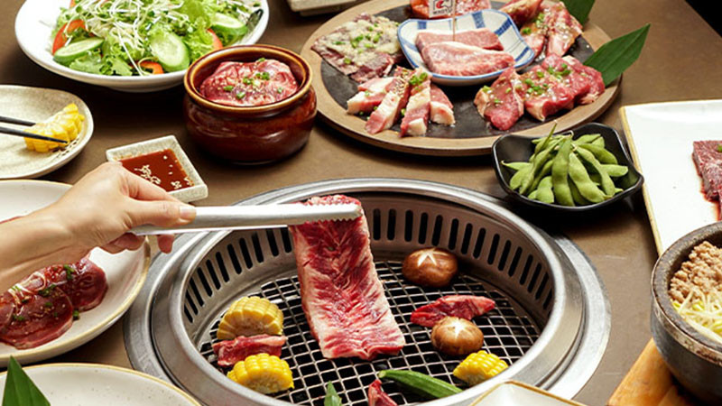 alt text: Thịt nướng Yakiniku trên bếp than