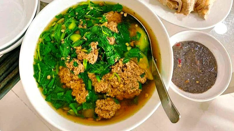 alt text: Tô canh mồng tơi thịt cáy nóng hổi