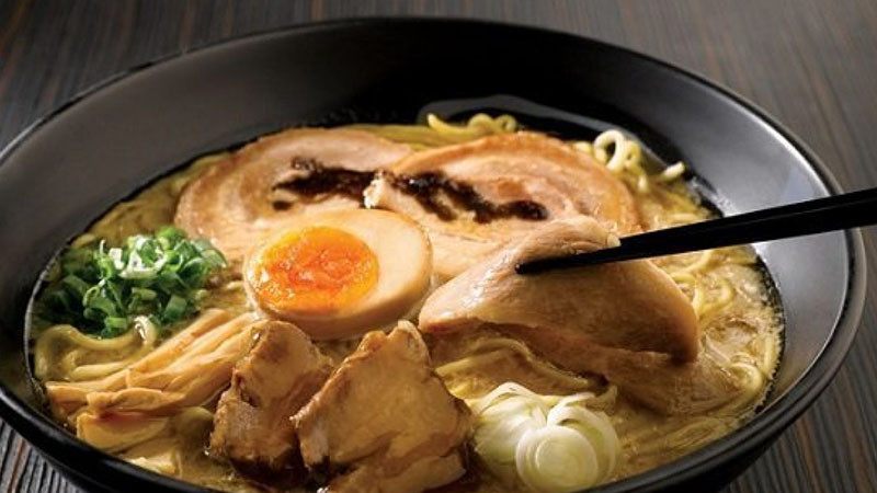 alt text: Tô mì Ramen với đầy đủ topping