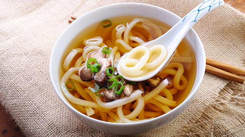 alt text: Tô mì Udon nóng hổi