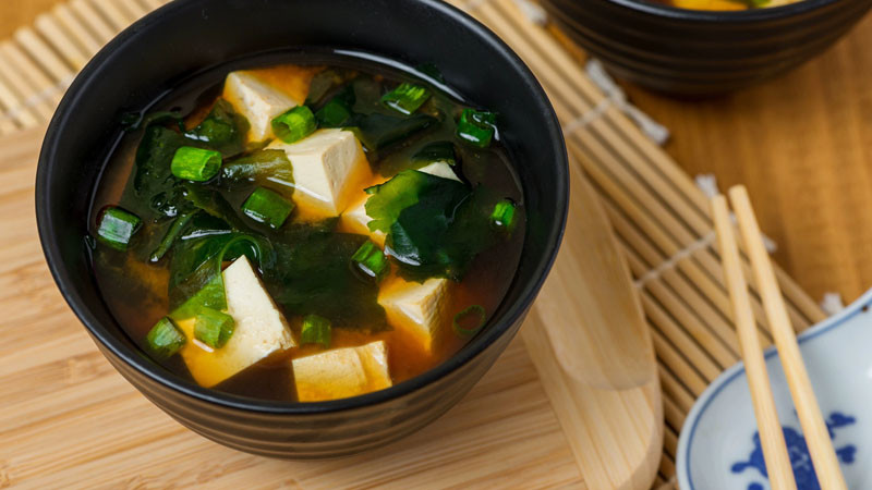 alt text: Tô súp Miso nóng hổi