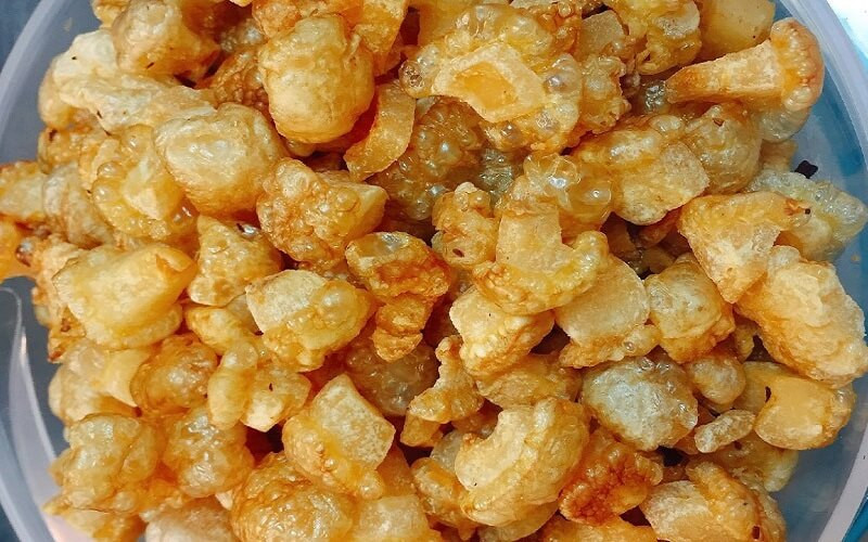 alt text: Tóp mỡ được sử dụng làm topping cho nhiều món ăn vặt, tăng thêm hương vị hấp dẫn