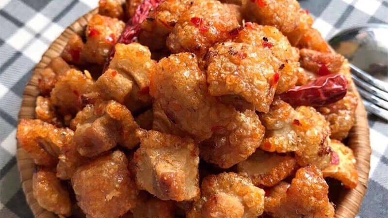 alt text: Tóp mỡ vàng ươm, giòn rụm, món ăn vặt được nhiều người yêu thích