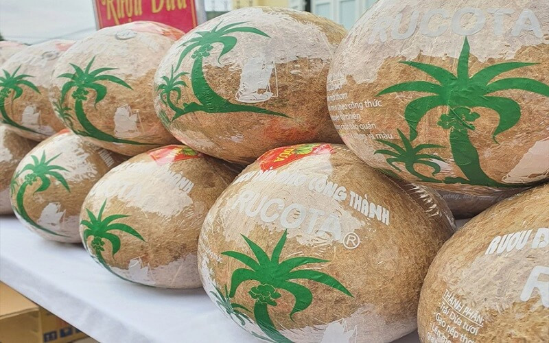 alt="Rượu dừa Bến Tre được bán với nhiều mức giá khác nhau"