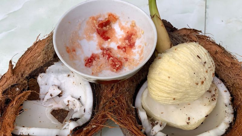 Mộng dừa lắc muối - món ăn vặt lạ miệng